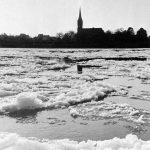 Treibeis auf dem Rhein vor der Pittersdorfer Kirche im Winter 1954