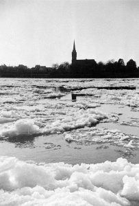 Treibeis auf dem Rhein vor der Pittersdorfer Kirche im Winter 1954 Treibeis auf dem Rhein vor der Pittersdorfer Kirche im Winter 1954