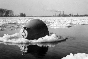 Starker Eisgang mit Schwimmboje, 1956 Starker Eisgang mit Schwimmboje, 1956