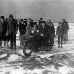 Motorradfreunde auf dem zugefrorenen Rhein, Februar 1929