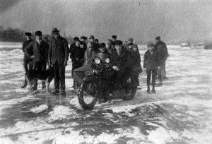 Motorradfreunde auf dem zugefrorenen Rhein, Februar 1929 Motorradfreunde auf dem zugefrorenen Rhein, Februar 1929