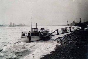 Das Fahrgastschiff "Vaterland" ist vom Eis eingeschlossen, ca. 1930 Das Fahrgastschiff "Vaterland" ist vom Eis eingeschlossen, ca. 1930