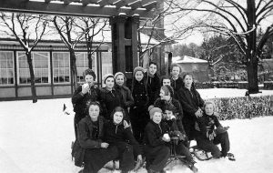 ohne Angabe [Mädchengruppe im Schnee]