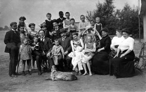Gruppenbild am Badestrand 1932
