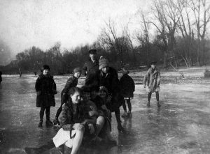ohne Angabe [Kinder auf dem gefrorenen Rhein]