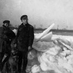 ohne Angabe [zwei Kinder mit Hund vor Eisschollen am Rhein]