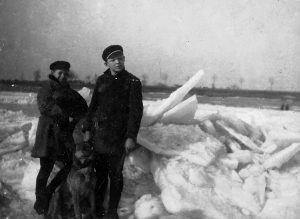 ohne Angabe [zwei Kinder mit Hund vor Eisschollen am Rhein]