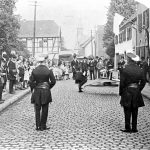 V042 | Fahnenschwenken auf der Hauptstraße