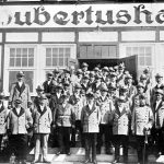 V046 | Die Hubertusschützen vor dem Hubertushaus