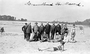 Nach der Planung am Strandbad; sitzend Bürgermeister Nücker und zweiter daneben Alfred Hüser, 1. von links Jakob Sebastian Bauer